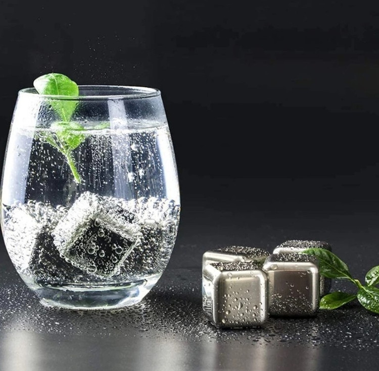 یخ مصنوعی استیل ۸ عددی مکعبی وارداتی به همراه انبر و جعبه نگهدارنده