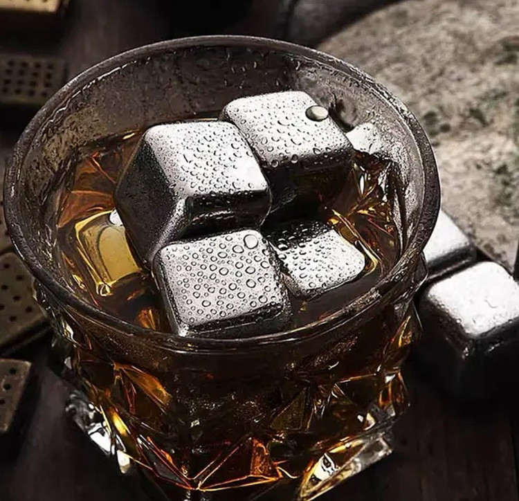 یخ مصنوعی استیل ۸ عددی مکعبی وارداتی به همراه انبر و جعبه نگهدارنده